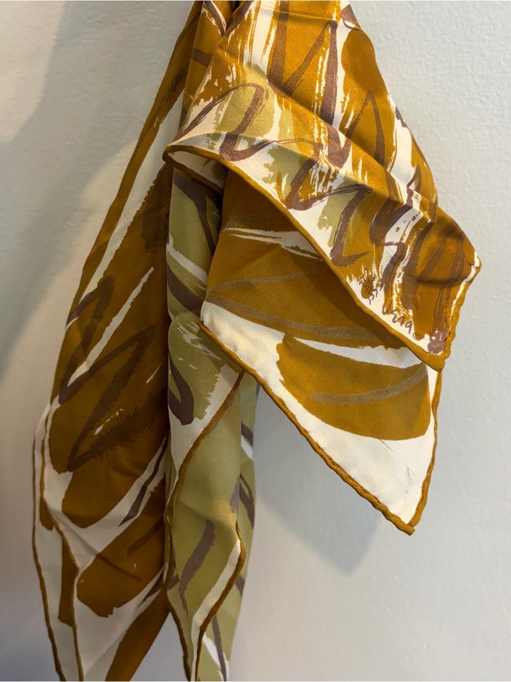 Set of Three Patterned Scarves - Mustard, Burgundy, Royal Blue Vera Neumann - Picture 15 of 16